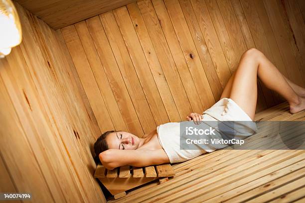 Jovem Mulher Relaxar Em Uma Sauna - Fotografias de stock e mais imagens de Adulto - Adulto, Beleza, Calor