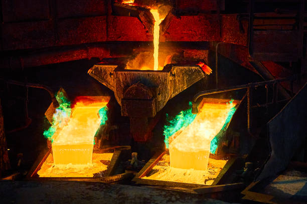 istock Pouring liquid copper metal for anodes into form in workshop 1400749136