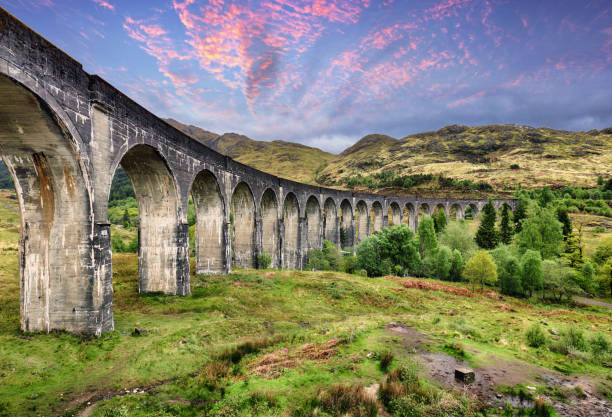 viadotto di glenfinnan al tramonto drammatico, paesaggio della scozia, regno unito - glenfinnan foto e immagini stock