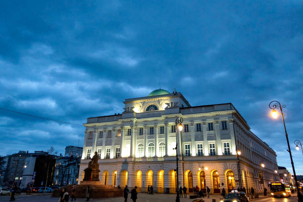 monumento nicolaus copérnico esculpiu casa da academia polonesa de ciências. - nowy swiat - fotografias e filmes do acervo