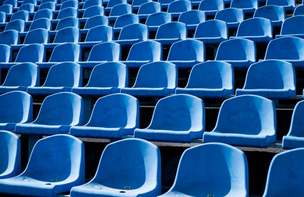 vide aréna extérieur. concept de fans. chaises pour le public. concept d’environnement culturel. couleur et symétrie. sièges vides. stade moderne. tribunes bleues. sièges de tribune sur le stade sportif - empty seat photos et images de collection