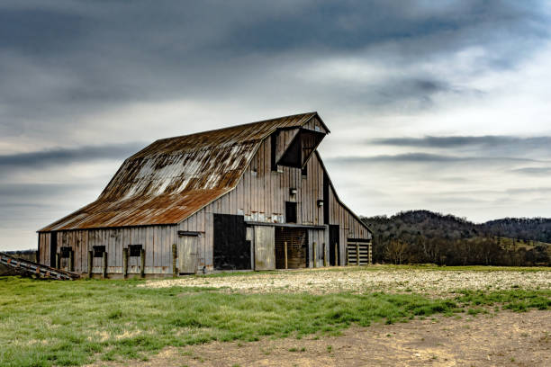 istock Old weathered barn in Appalachia 1400765837