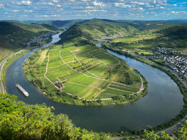 istock Scenic view from Calmont hiking trail to Moselle loop (germ. Moselschleife), Germany 1400772714