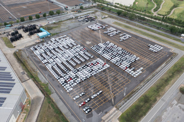 Aerial top view of new cars parking for sale stock lot row, dealer inventory import and export business commercial worldwide, Automobile and automotive industry distribution logistic global transport vista aérea de los coches nuevos que se estacionan para la fila de lotes de valores de venta, el negocio de importación de inventario de distribuidores y negocios de exportación comercial en todo el mundo, el transporte logístico global logístico de d