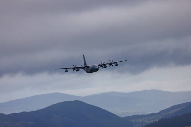 raf (королевские ввс) транспортный самолет lockheed c-130 hercules осуществляет полеты низкого уровня в соединенном королевстве. - lockheed c 130 hercules military airplane military british military стоковые фото и изображения