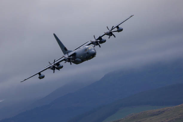 イギリス空軍(イギリス空軍)ロッキードc-130ヘラクレス輸送機がイギリスで低空飛行を実施。 - lockheed c 130 hercules military airplane military british military ストックフォトと画像