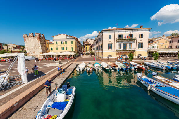 petit port de bardolino village sur le lac de garde - lago di garda veneto italie - moored nautical vessel people traveling famous place photos et images de collection