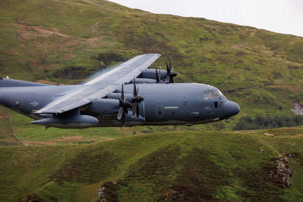 イギリス空軍(イギリス空軍)ロッキードc-130ヘラクレス輸送機がイギリスで低空飛行を行っている様子をクローズアップした写真。 - lockheed c 130 hercules military airplane military british military ストックフォトと画像