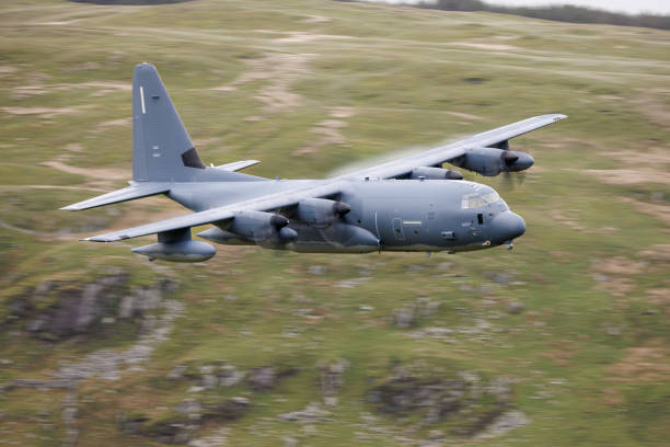 イギリス空軍(イギリス空軍)ロッキードc-130ヘラクレス輸送機がイギリスで低空飛行を行っている様子をクローズアップした写真。 - lockheed c 130 hercules military airplane military british military ストックフォトと画像