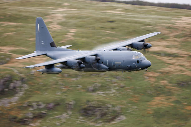 イギリス空軍(イギリス空軍)ロッキードc-130ヘラクレス輸送機がイギリスで低空飛行を行っている様子をクローズアップした写真。 - lockheed c 130 hercules military airplane military british military ストックフォトと画像