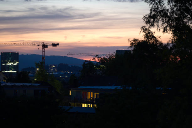 ciel nocturne spectaculaire à la ville de zurich avec une ligne d’horizon industrielle et une tour de bureaux par une journée de printemps nuageuse. - factory night skyline sky photos et images de collection