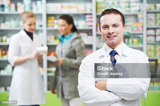 Уверенно Аптека Человек В Аптеке Химик — стоковые фотографии и другие картинки Аптека - Аптека, Ассистент, Бизнес