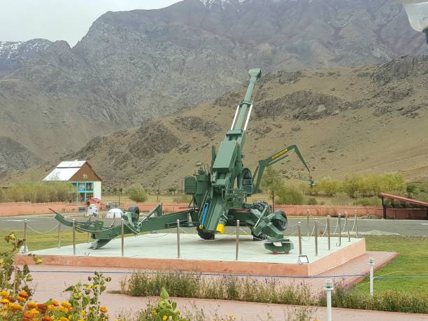 rocket kargil war memorial situato vicino a drass - kargil foto e immagini stock