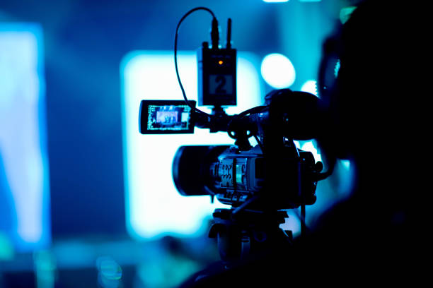videografo close up, cameraman, uomo con macchina fotografica, film, - filming foto e immagini stock