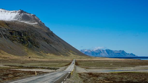 istock Road to the horizon. 1400796280