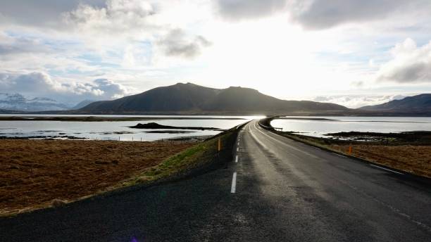 istock Road to the horizon. 1400797196