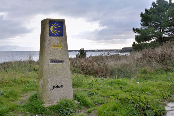 istock Shell in a milestone towards Finisterre. 1400797588
