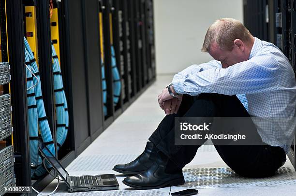 Foto de Servidor Frustração e mais fotos de stock de Frustração - Frustração, Suporte Técnico, Tecnologia