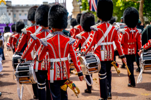 la garde de la reine marche vers buckingham palace - palace buckingham palace london england famous place photos et images de collection