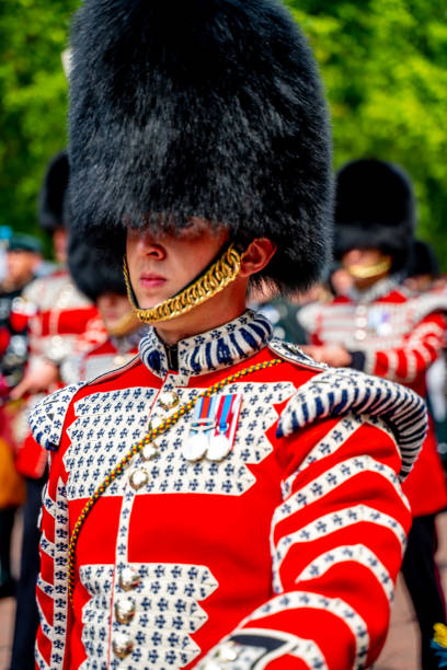 la garde de la reine marche vers buckingham palace - palace buckingham palace london england famous place photos et images de collection