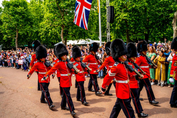 защита's марширование с двуспальной кроватью (queen size - queen jubilee crowd london england стоковые фото и изображения