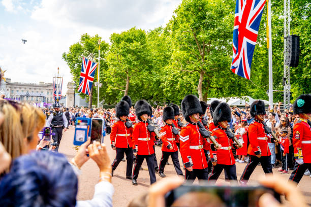 marchando de guarda da rainha - london england honor guard british culture nobility - fotografias e filmes do acervo