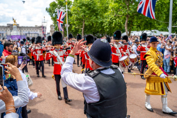 полицейский, управляющий толпой - queen jubilee crowd london england стоковые фото и изображения