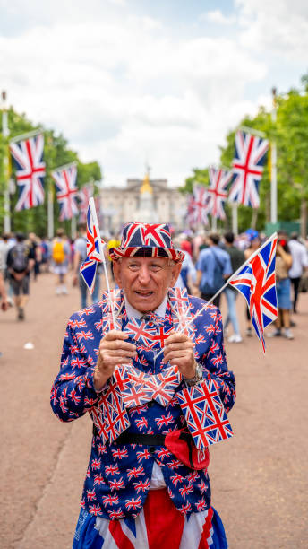 патриотически одетая пара - флаг юнион джека - queen jubilee crowd london england стоковые фото и изображения