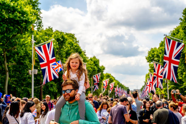 девушка на плечах в торговом центре - queen jubilee crowd london england стоковые фото и изображения