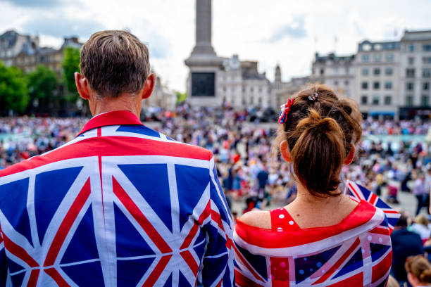 les gens célèbrent à trafalgar square lors des célébrations du jubilé du platinum - queen jubilee crowd london england photos et images de collection