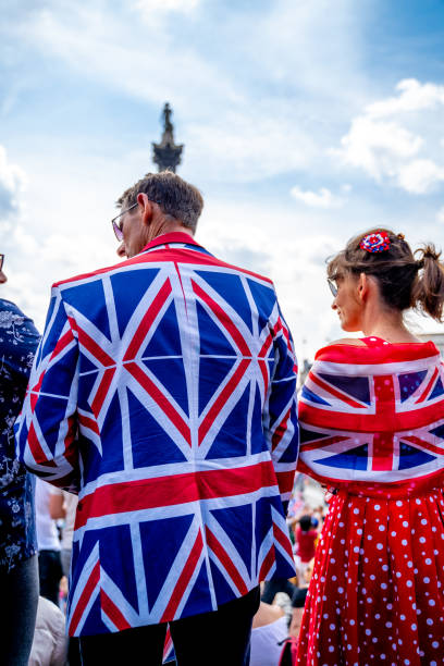 personnes célébrant à trafalgar square lors des célébrations du jubilé de platine - queen jubilee crowd london england photos et images de collection