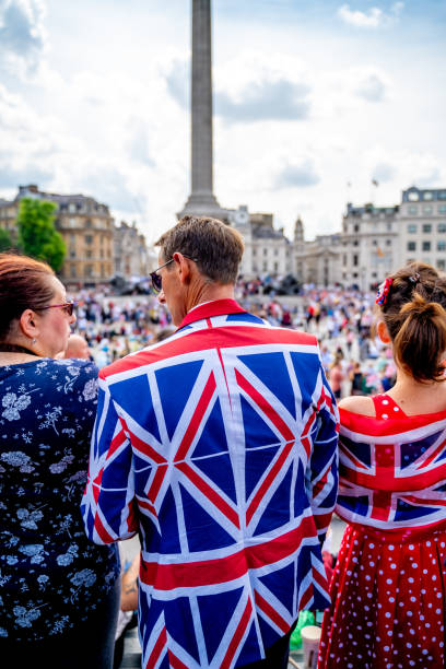 personnes célébrant à trafalgar square lors des célébrations du jubilé de platine - queen jubilee crowd london england photos et images de collection