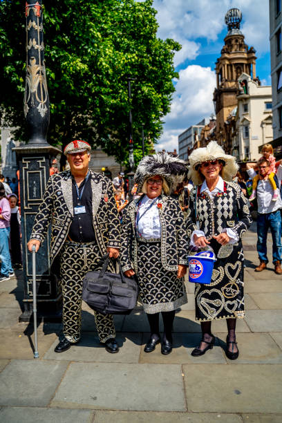 les gens célèbrent à trafalgar square lors des célébrations du jubilé du platinum - queen jubilee crowd london england photos et images de collection