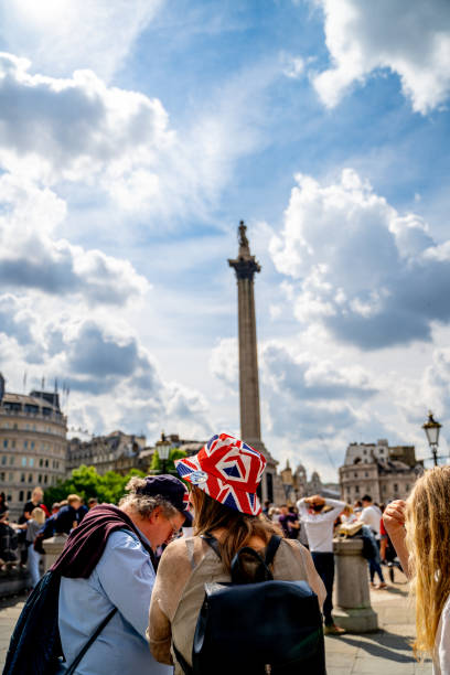 люди празднуют на трафальгарской площади на праздновании юбилея платина - queen jubilee crowd london england стоковые фото и изображения