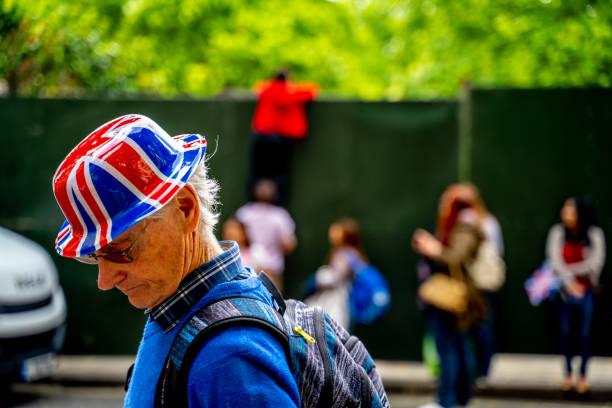 мужчина в шляпе юнион-джека - queen jubilee crowd london england стоковые фото и изображения