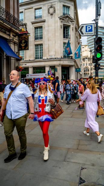 пара на трафальгарской площади - queen jubilee crowd london england стоковые фото и изображения