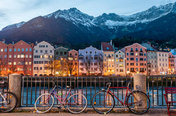 인스브루크, 오스트리아. 2012 년 10 월 17 일 황혼에 강가에있는 다채로운 집들. - tirol village european alps austria 뉴스 사진 이미지