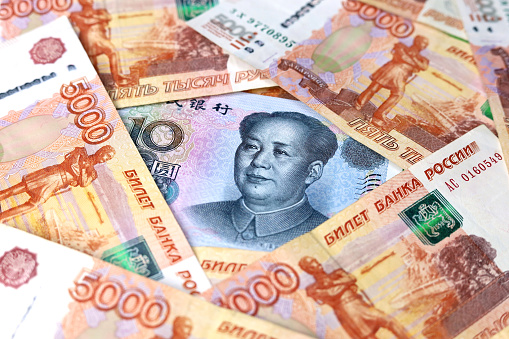 Billete de yuan chino rodeado de rublos rusos photo