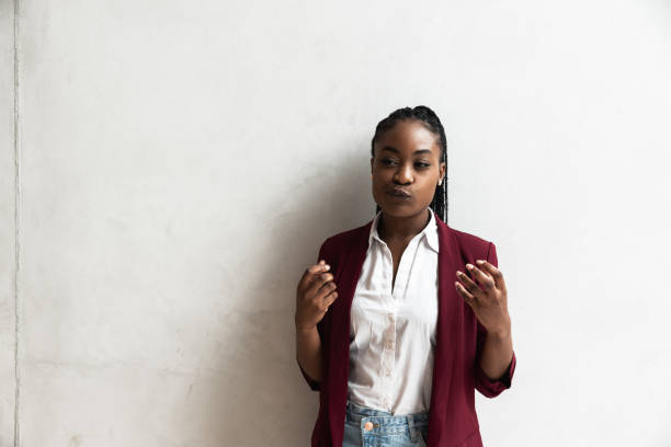Young African American freelancer business woman taking a breathing exercise before she go to the staff meeting with boss and manager. Expat or exchange student concentrate before work or exam. joven mujer de negocios afroamericana independiente haciendo un ejercicio de respiración antes de ir a la reunión del personal con el jefe y el gerente. los estudiantes expatriados o de intercambio se concentran antes del trabajo o el examen.