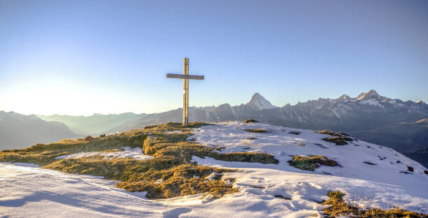 scenic view of a religious cross on mountain - summit cross imagens e fotografias de stock