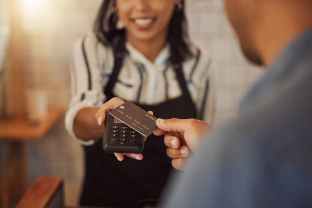 klient korzystający z karty kredytowej w celu dokonania płatności. barista pomaga klientowi dokonującemu płatności online. klient korzystający z karty debetowej do dokonywania płatności za pomocą urządzenia nfc. klient płacący rachunek w kawia - restaurant wireless technology office worker business zdjęcia i obrazy z banku zdjęć