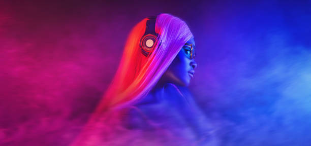 スタジオで赤と青のネオンライトでサングラスでファッション若い女の子の肖像画 - female color image human head studio shot ストックフォトと画像
