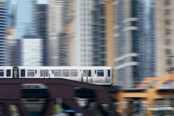 treno sopraelevato a chicago che passa sopra il ponte ferroviario - ferrovia sopraelevata foto e immagini stock