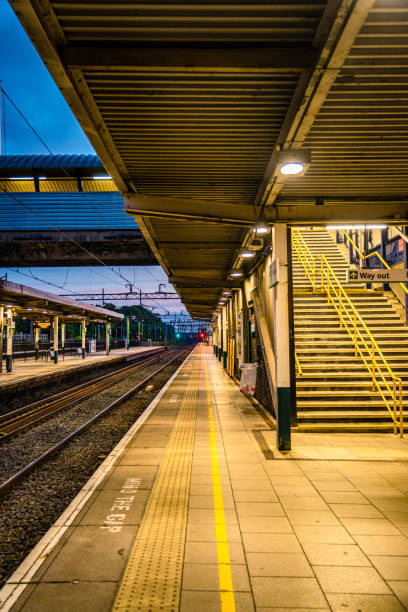 tunnel delle scale della stazione ferroviaria - london england vanishing point underground diminishing perspective foto e immagini stock