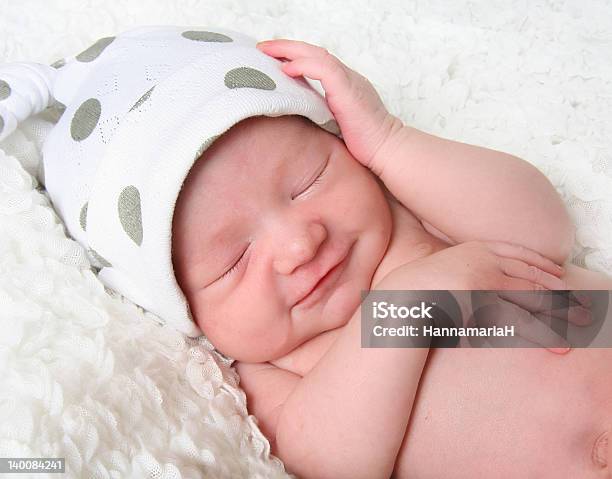 Bebê Recémnascido Menina - Fotografias de stock e mais imagens de 0-11 Meses - 0-11 Meses, Aconchegante, Asiático e indiano