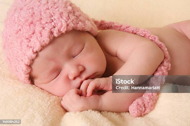 Newborn Baby Girl Foto de stock y más banco de imágenes de 0-11 meses - 0-11 meses, Bebé, Cansado