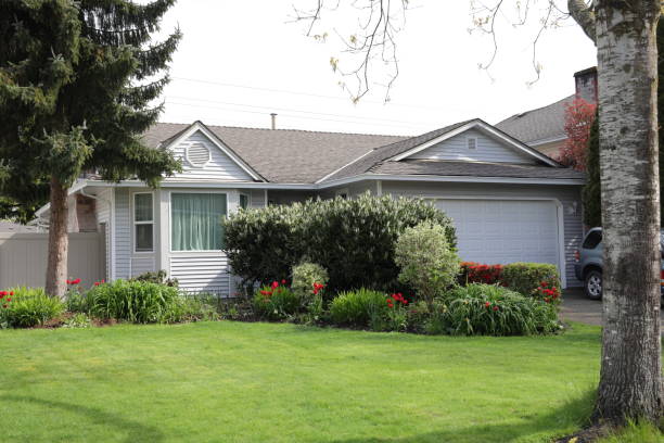 istock Detached Gray House in Metro Vancouver, Canada 1400847048