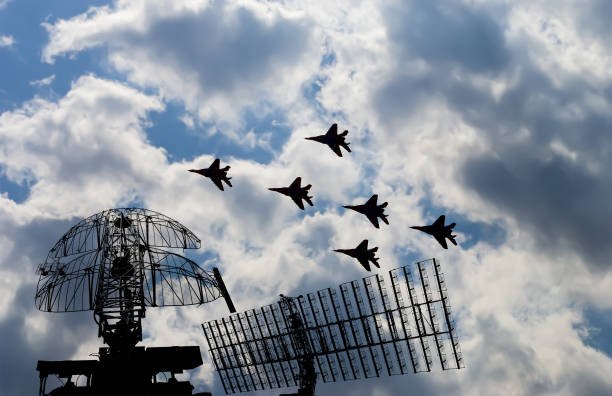 asaltantes de defensa aérea de complejos antiaéreos móviles militares (el radar está diseñado y el seguimiento automático de objetivos y misiles) en el contexto del vuelo de los cazas de combate modernos, rusia - defense industry audio fotografías e imágenes de stock