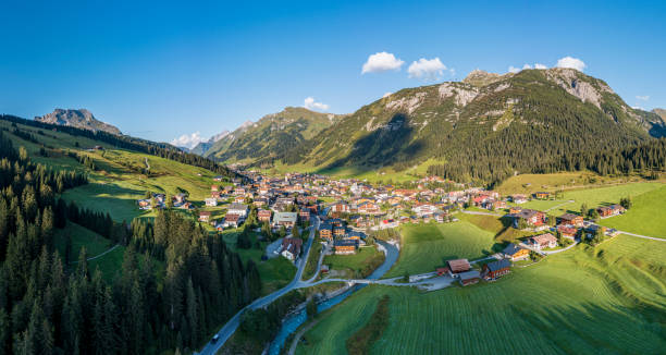 山の村の空撮 - lech valley ストックフォトと画像