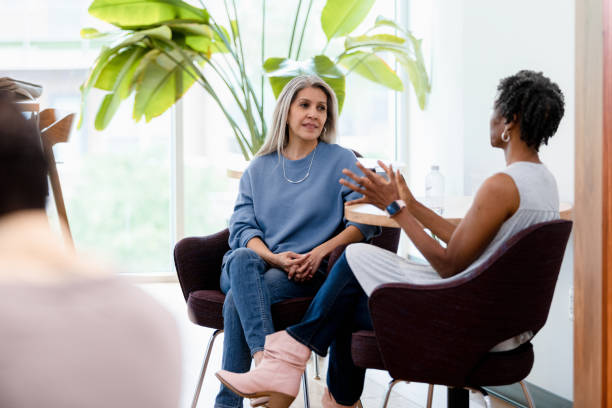 diversas mulheres adultas maduras se encontram no café para conversar - therapy psychiatrist couple alternative therapy - fotografias e filmes do acervo